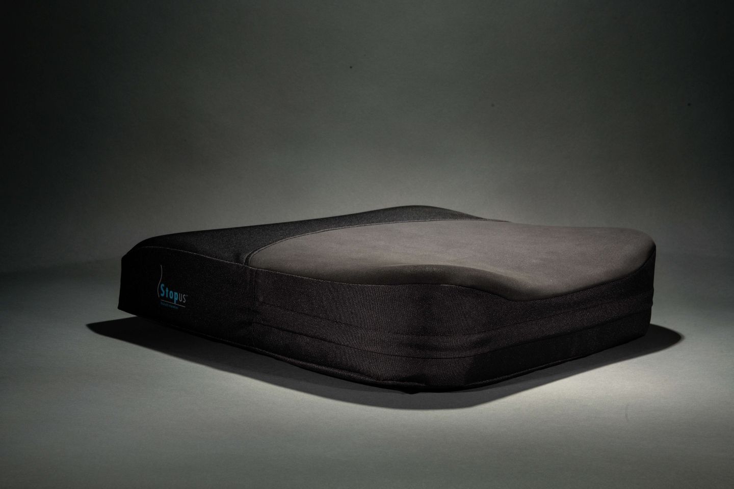 Coussin Stopus sur fond noir