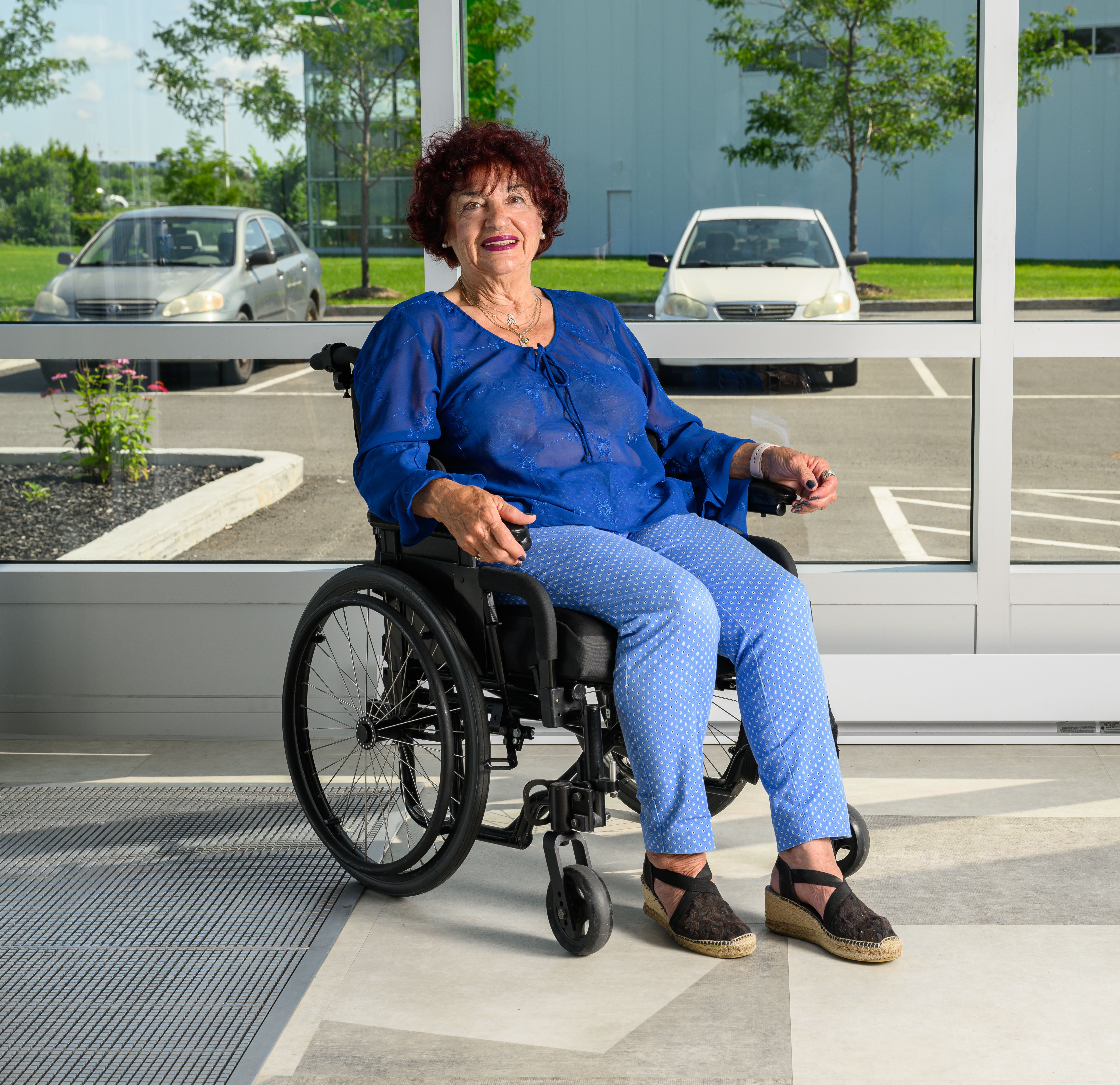 Madame assie dans un fauteuil roulant